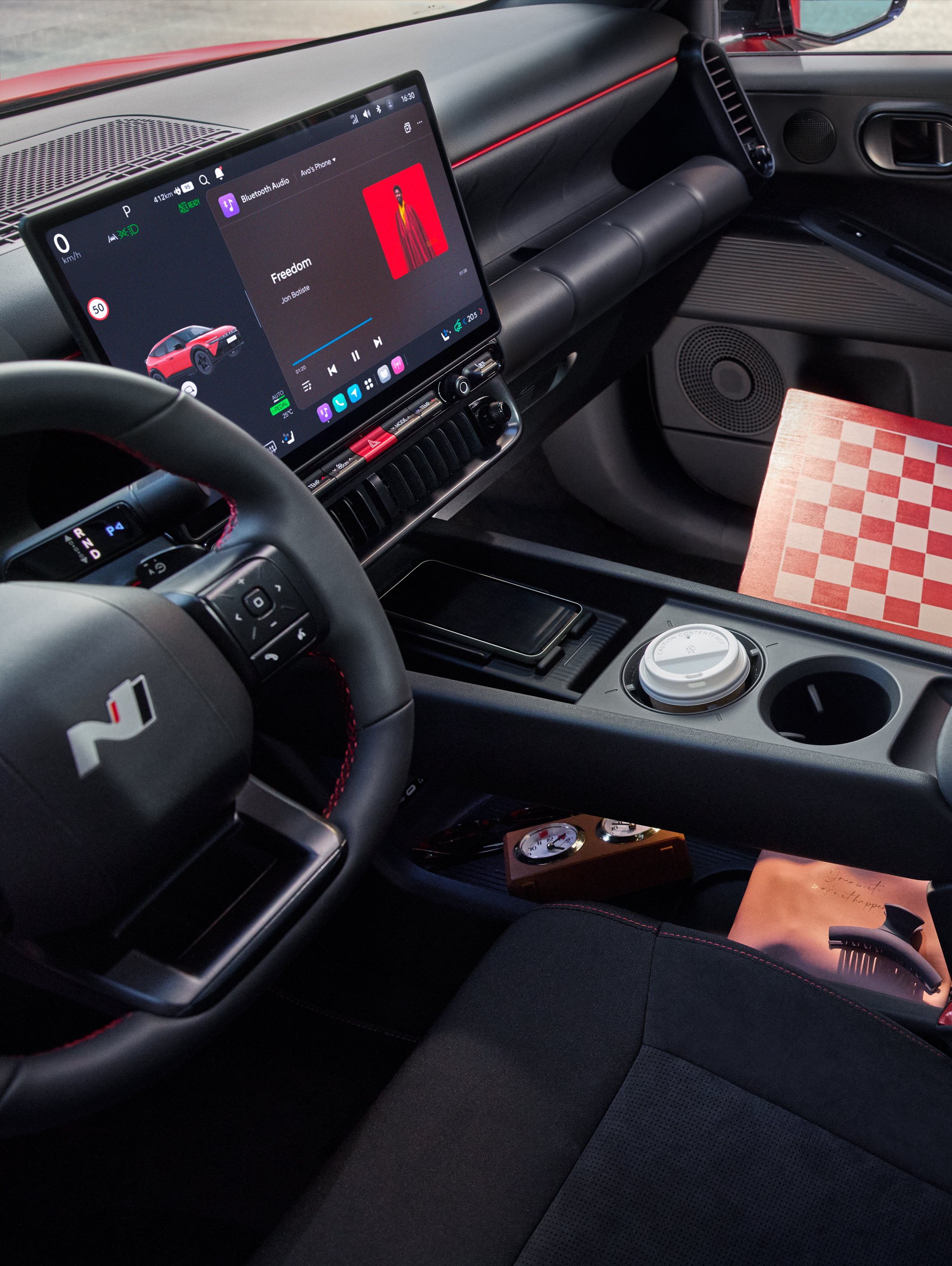 Interieur van de Hyundai IONIQ 3 met moderne technologie en digitale displays