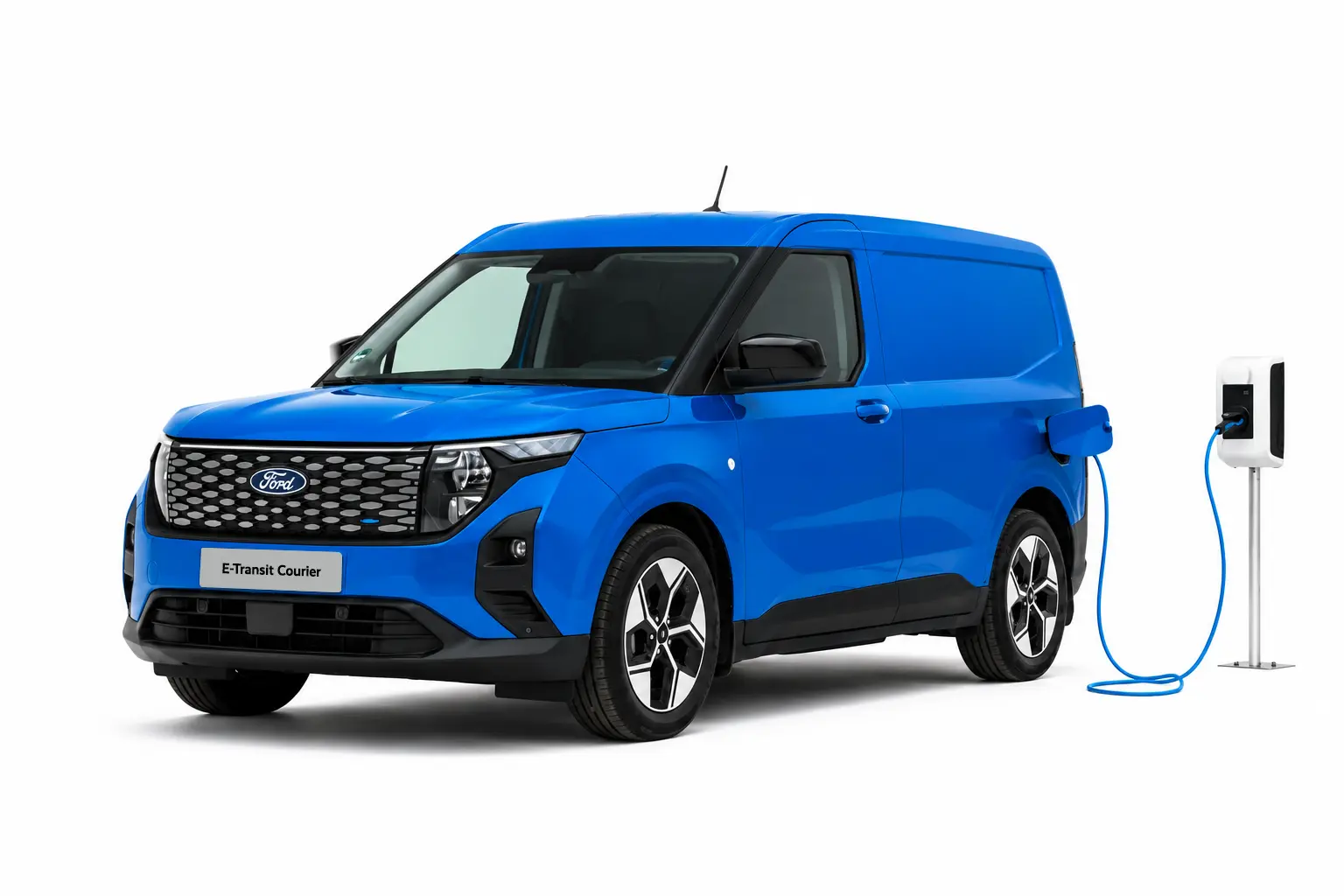 Ford E-Transit Courier aan Laadpaal