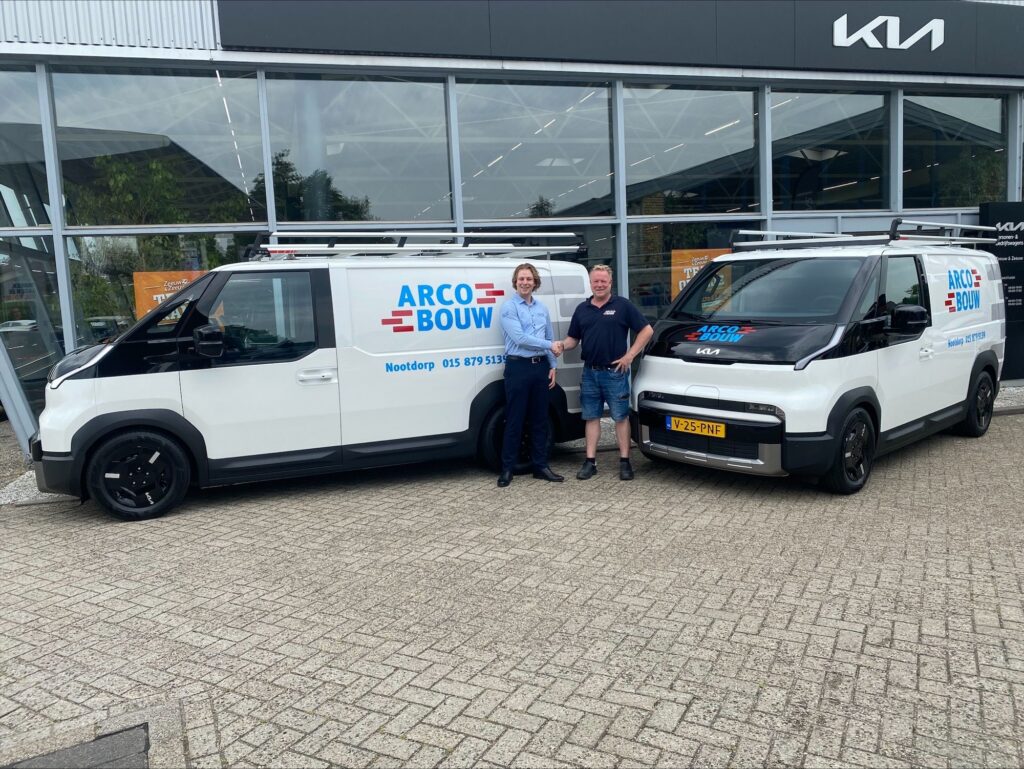 Aflevering van de Kia PV5 Cargo met dakrails en andere inbouw. Dit is een tevreden ondernemer: "De laadruimte en lage instap zijn voor ons ideaal. We rijden dagelijks door Rotterdam en hoeven ons geen zorgen te maken over zero-emissiezones."