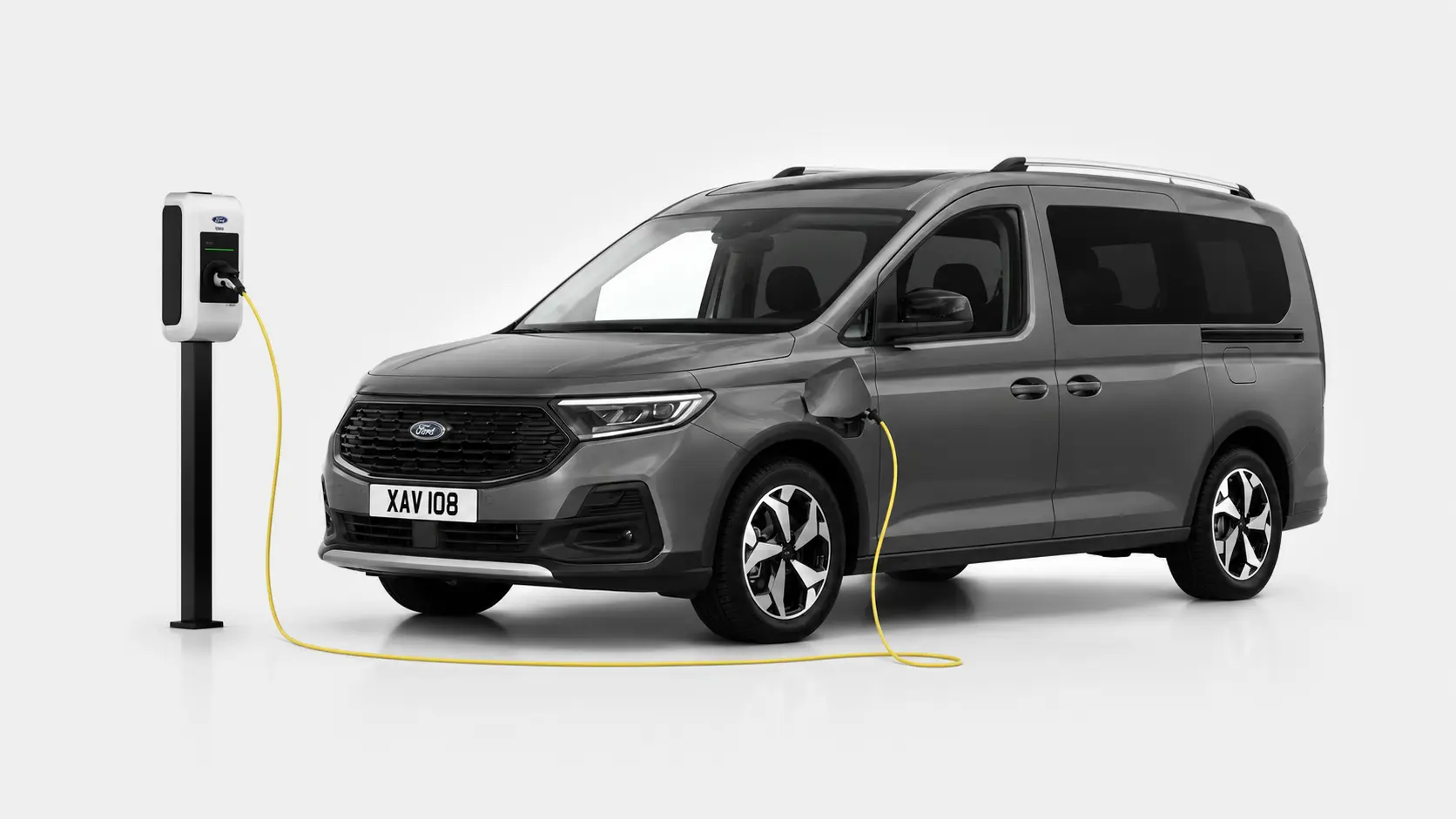 Ford Tourneo Connect aan de laadpaal