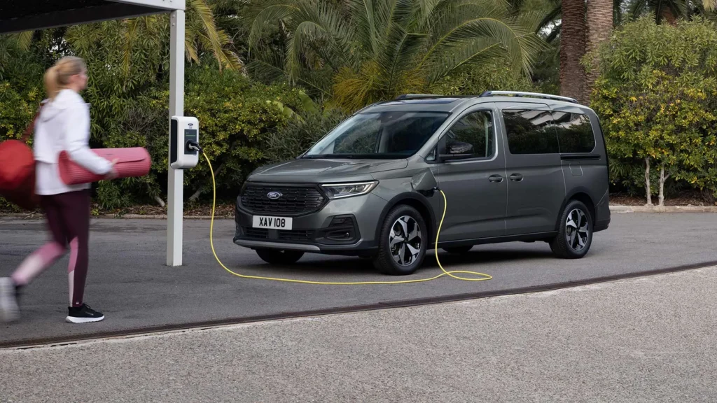 Ford Tourneo Connect Voorzijde aan de laadpaal