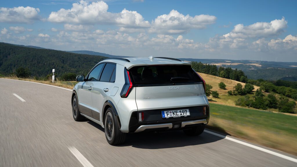 Exterieur achterkant van de vernieuwde Kia Niro Hybrid 2026