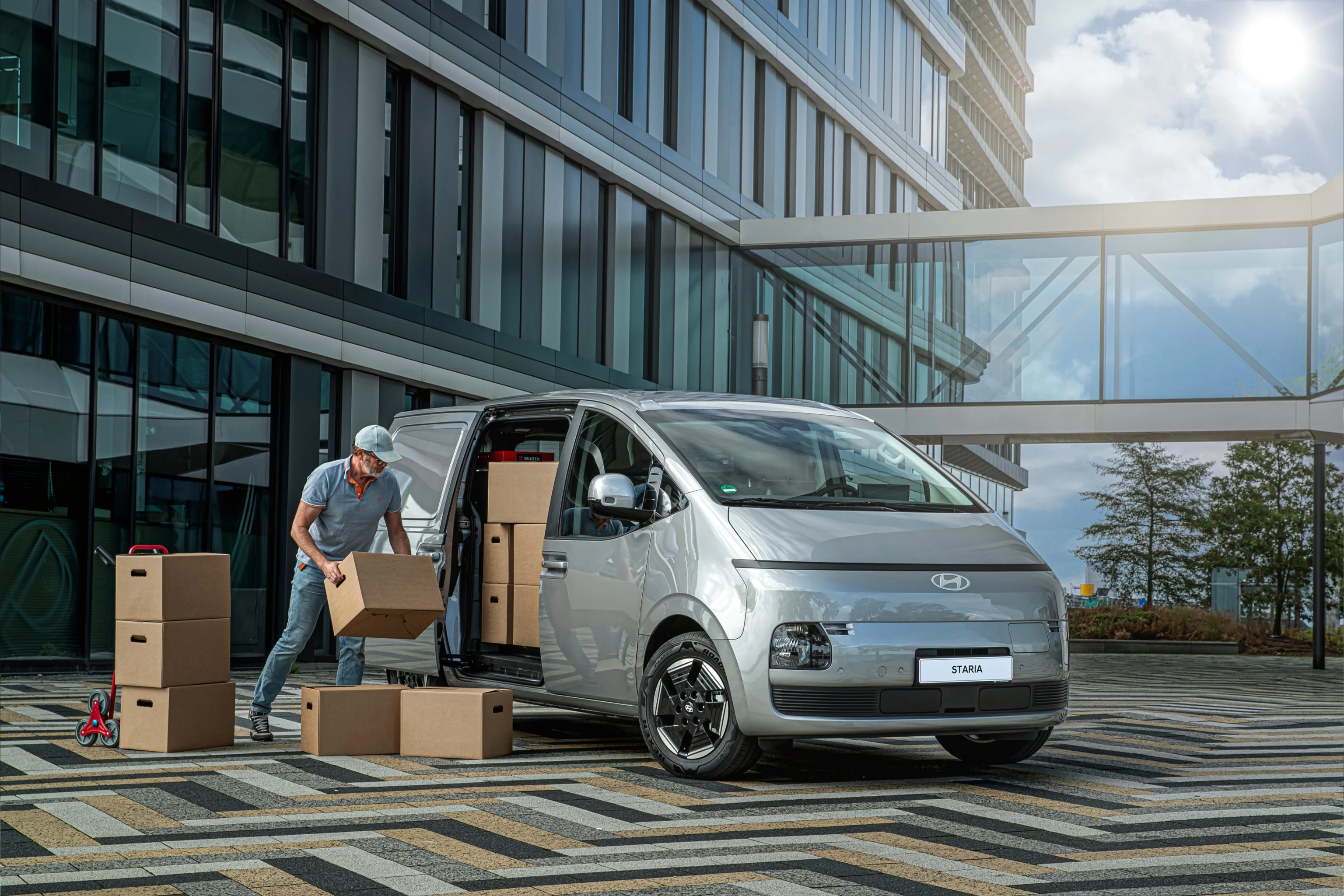 Ondernemer laadt dozen in de Hyundai STARIA Electric Cargo