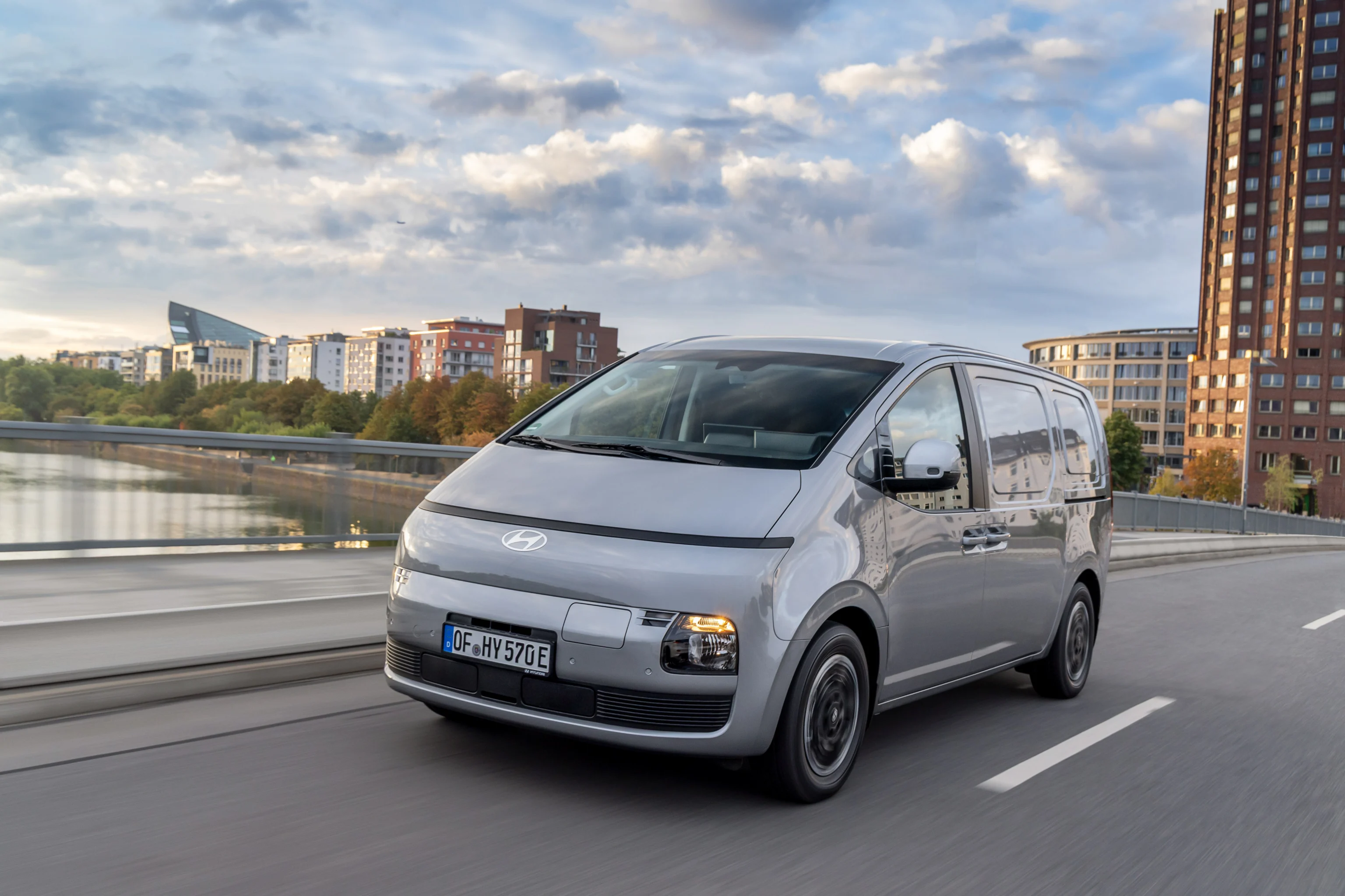 Hyundai STARIA Electric Cargo rijdend door de stad
