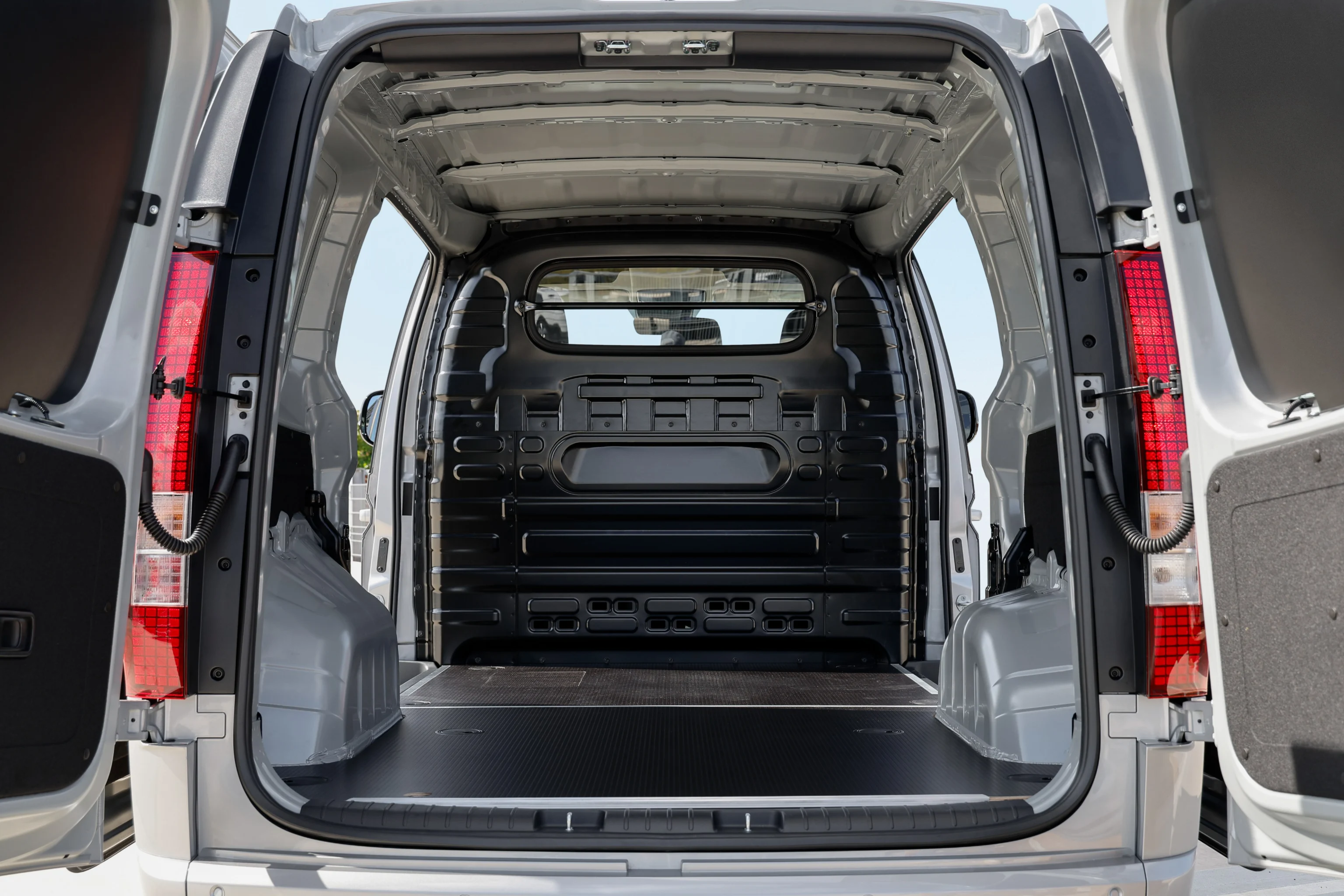 Lege laadruimte van de STARIA Electric Cargo met lage laadvloer
