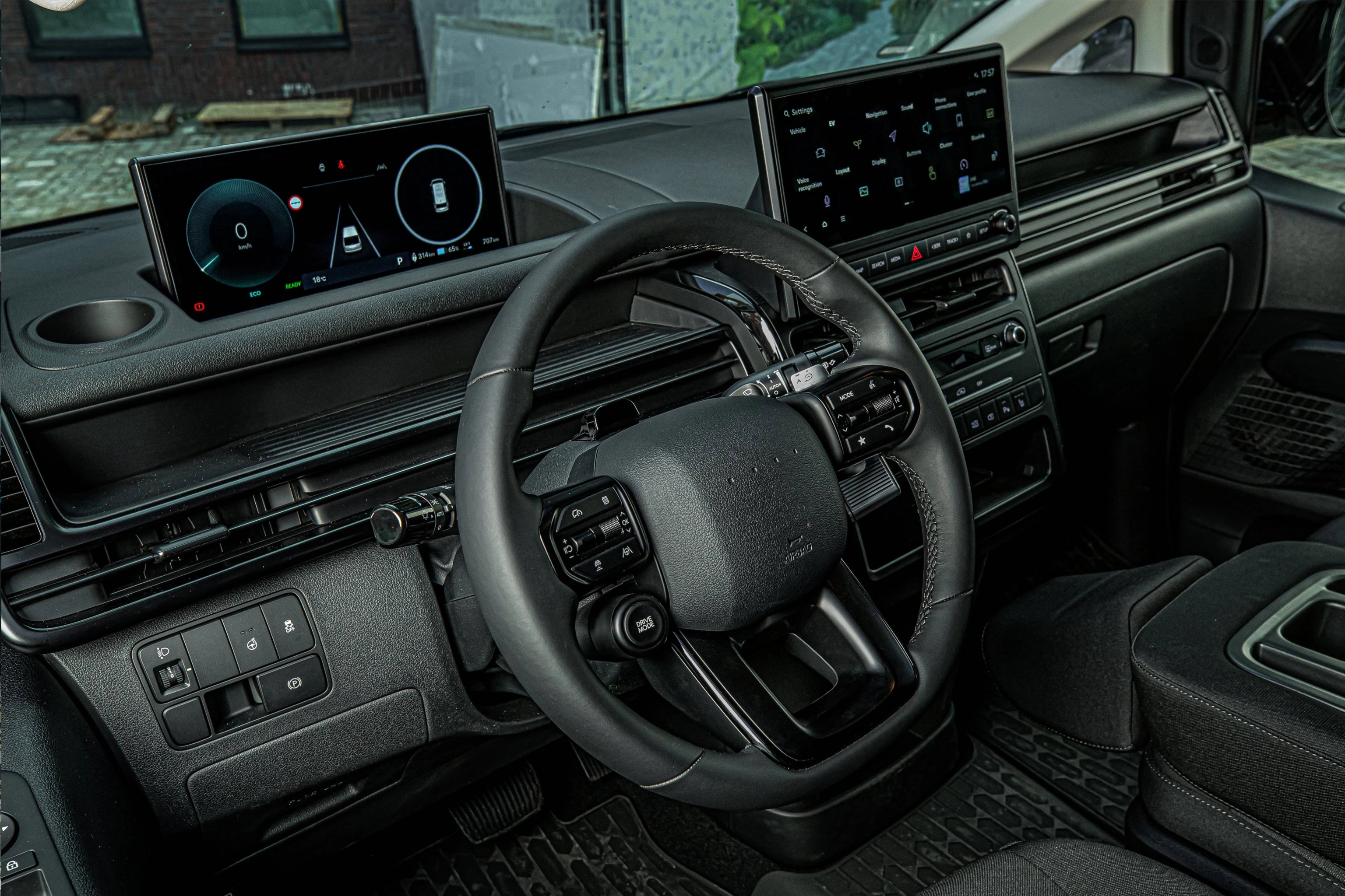 Interieur van de Hyundai STARIA Electric Cargo met 12,3-inch multimediascherm