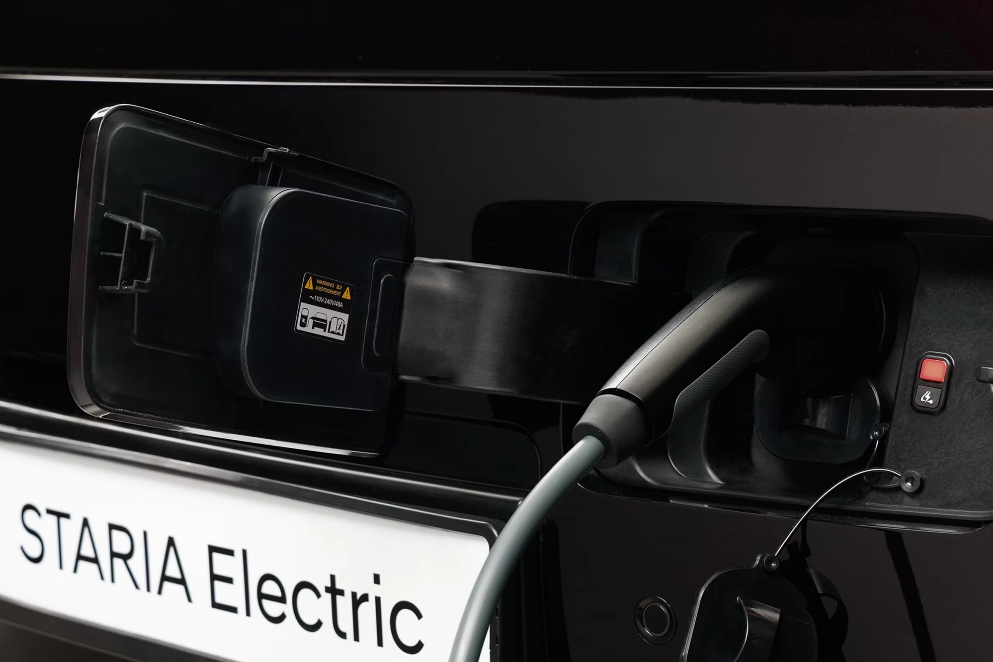 Laadpoort van de Hyundai STARIA Electric Passenger met aangesloten laadkabel