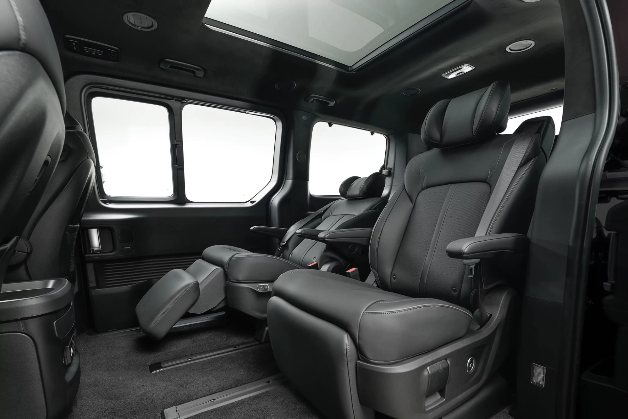Ruim interieur van de Hyundai STARIA Electric Passenger met zeven zitplaatsen