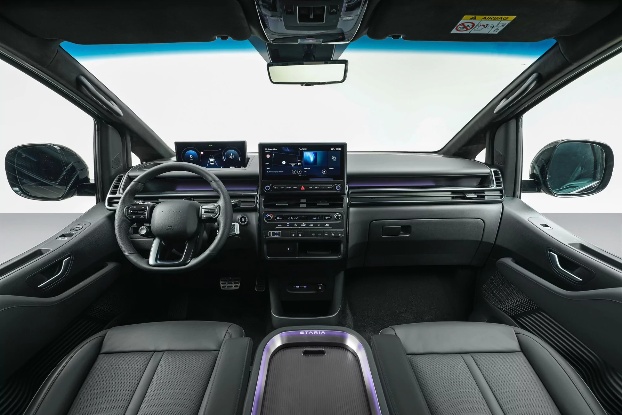 Cockpit van de Hyundai STARIA Electric Passenger met digitaal 12,3-inch mediascherm